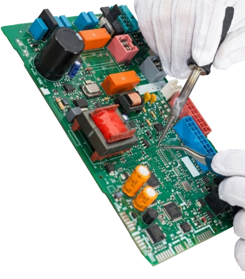 Technicien utilisant un fer à souder sur une carte électronique complexe